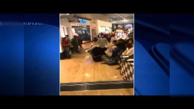 Rebajas peligrosas: armas eléctricas en una discusión en un centro comercial