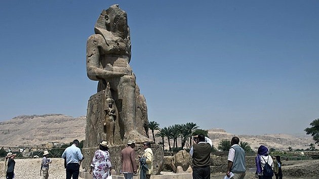 Descubren dos nuevas estatuas gigantes del faraón Amenofis III en Egipto