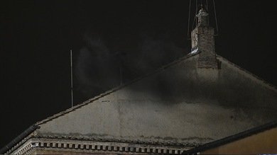 Fumata de ‘fogueo’: La elección del papa sigue en el aire