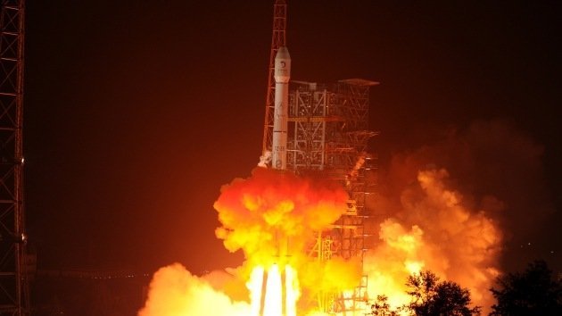China lanza al espacio su primer vehículo explorador lunar