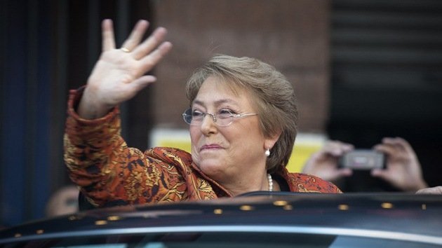 Video: Un joven escupe en la cara de Michelle Bachelet en Chile