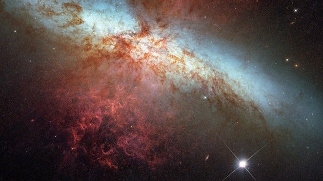 El Hubble ha captado fotos de una supernova gigante en la galaxia del Cigarro