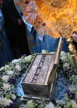 El cinturón de la Virgen 'ata en corto' a centenares de miles de moscovitas