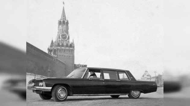 Adiós a los Mercedes: funcionarios rusos usarán limusinas nacionales