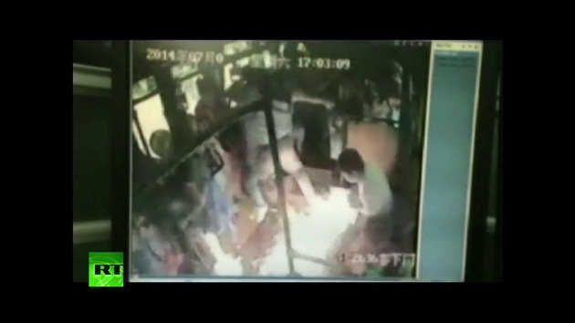 Un hombre prende fuego a un bus con 80 personas a bordo