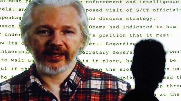 Assange: "Google es más poderoso de lo que la Iglesia ha sido nunca"