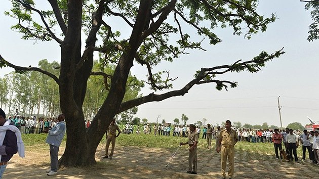 Caso cerrado: Policía india concluye que dos niñas 'violadas' y colgadas en un árbol se suicidaron