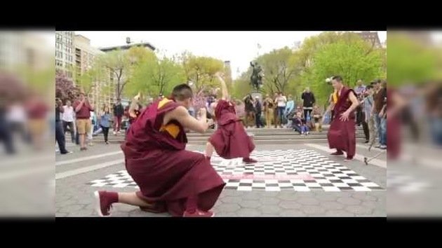 ‘Monjes budistas’ asombran  bailando break dance