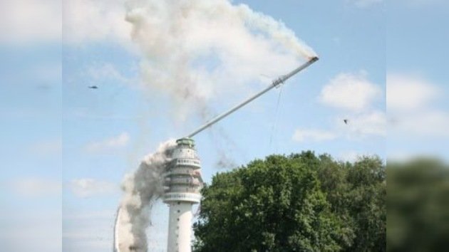 Un incendio hace que una torre de televisión se venga abajo en Países Bajos