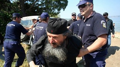 Grecia: La Policía asalta un monasterio ocupado por monjes rebeldes en Athos