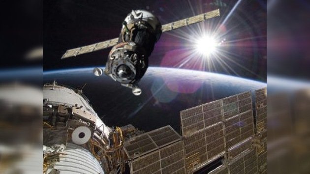 La nave espacial rusa Soyuz se acopló exitosamente a la EEI