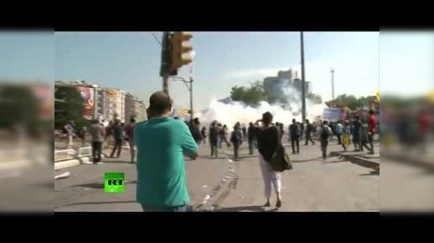 La Policía antidisturbios turca dispersa a los manifestantes en la plaza Taksim