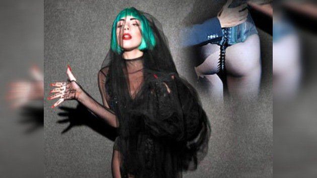 Lady Gaga impacta al público con "espinoso" trasero desnudo