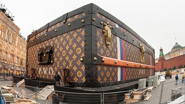 Una maleta gigante de Louis Vuitton en medio de la Plaza Roja indigna a los moscovitas