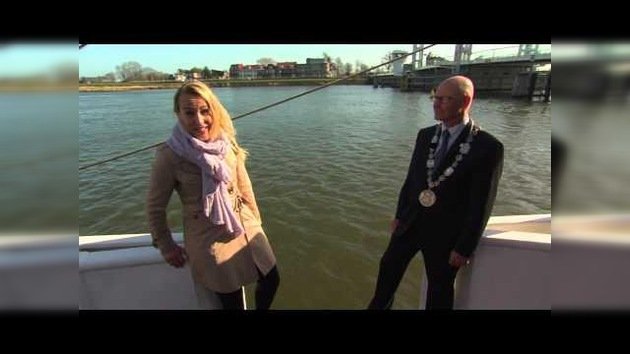 Una reportera holandesa se cae de un barco durante una entrevista