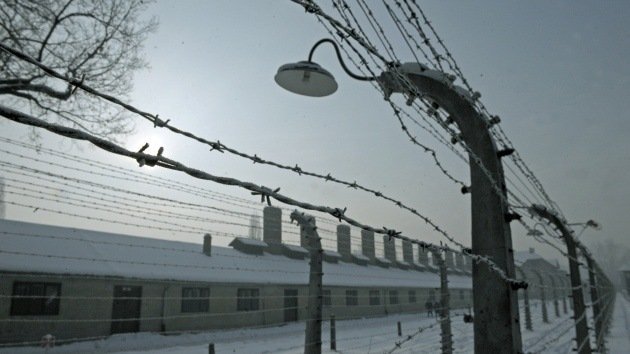 Una marca de EE.UU. usa la foto de un campo nazi como ejemplo de 'trabajo perfecto'
