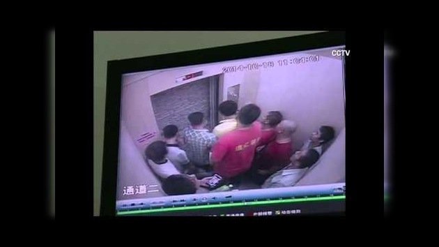 China: atrapados en un ascensor destrozan la pared para escapar