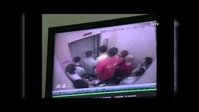 China: atrapados en un ascensor destrozan la pared para escapar