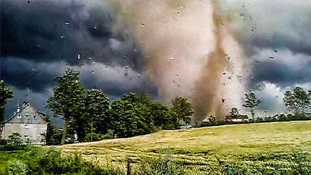 VIDEO: Un potente tornado arrasa Polonia