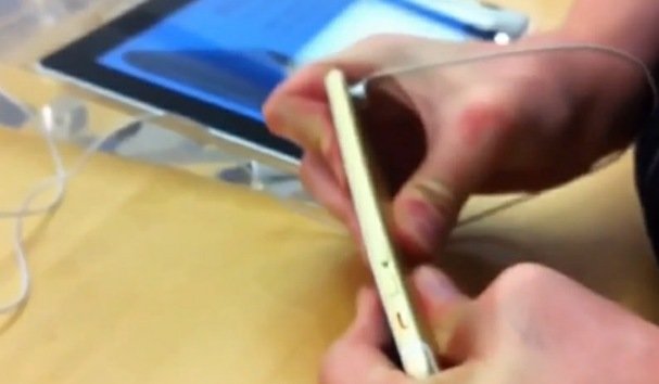 ‘El efecto Dalí’: Dos jóvenes entran a una tienda de Apple para doblar un iPhone 6