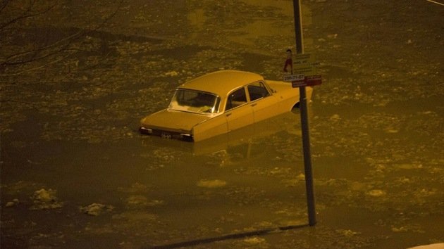 Videos: La rotura de una cañería deja parte de una ciudad rusa sumergida bajo el agua