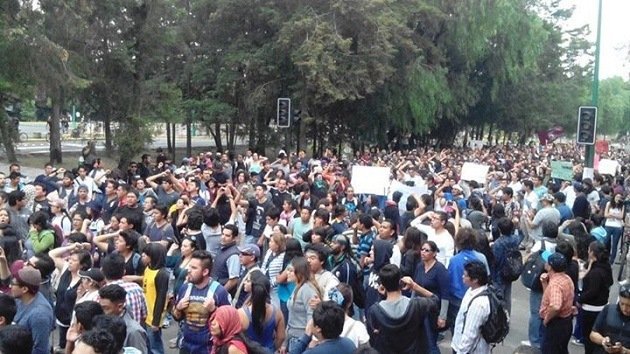 Video, fotos: Jóvenes encapuchados queman aditivos de la gasolinera cerca de la UNAM