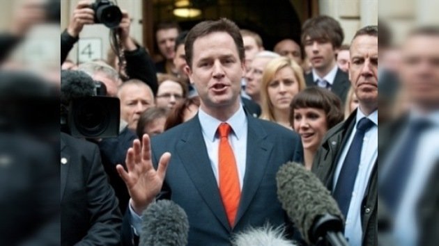 Una vez terminado el recuento, Nick Clegg tendrá que elegir a su aliado