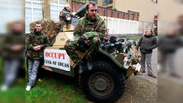 'Indignados' exigen justicia a bordo de un 'tanque' en Londres 