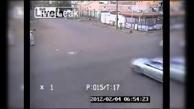 Pura suerte: Se salva por poco de ser atropellado por dos autos