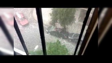 Un hombre 'nada' encima de su auto durante la granizada en Mar del Plata