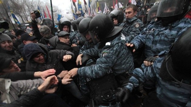 Manifestantes en Kiev utilizan gases lacrimógenos contra la Policía