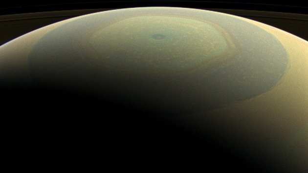 La NASA muestra las primeras imágenes a todo color de Saturno y sus lunas