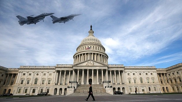 Cazas F-16 obligan a salir a una avioneta de una zona prohibida en Washington: Evacuan el Capitolio