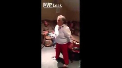 Una 'abuelita kung fu' hace trizas a un enemigo virtual