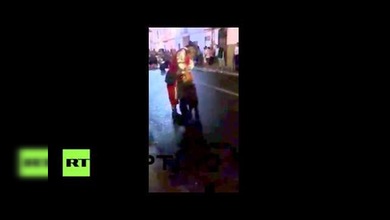 Un oso camina libremente por un pueblo de Valencia