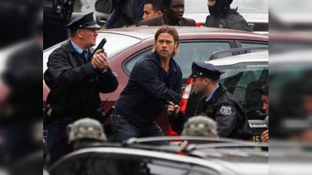 El equipo de Brad Pitt la arma en Hungría: le confiscan fusiles cargados en pleno rodaje