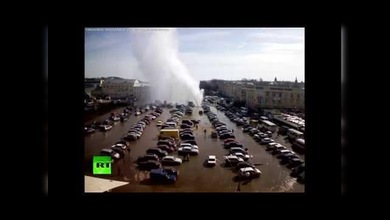 Géiser gigante de ocho metros en el centro de una ciudad rusa