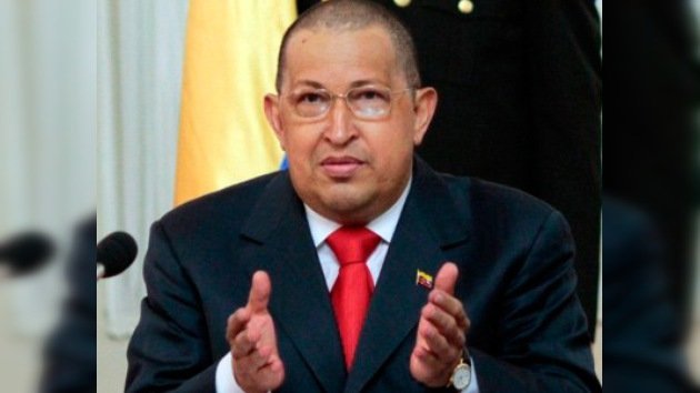 Hugo Chávez aparece con el cabello "bajo y militar" por la quimioterapia