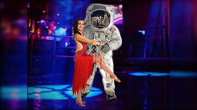 Astronauta-bailarín regresa con "el paso lunar" estilo chachachá