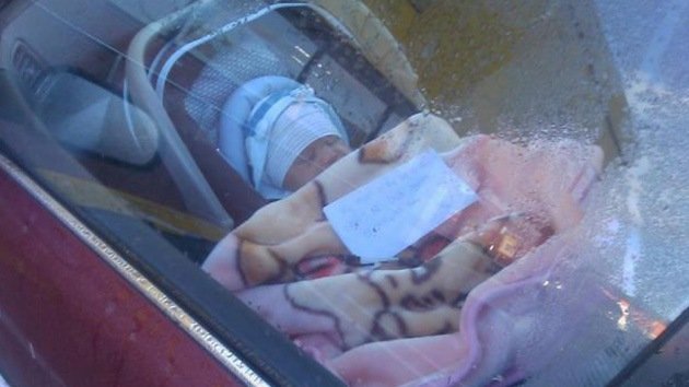 "Mi mamá está de compras": una mujer deja a su bebé solo en su coche con esta nota