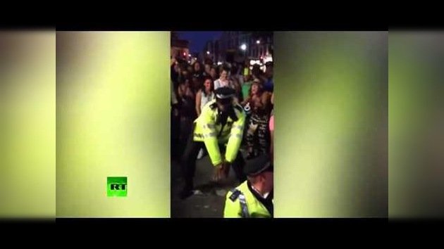 Tres policías británicos bailan en el carnaval de Notting Hill