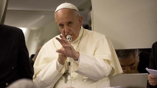 Papa Francisco: La puerta al matrimonio de los sacerdotes "está siempre abierta"