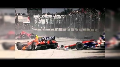 Un coche de carreras choca lanzando fragmentos a las gradas