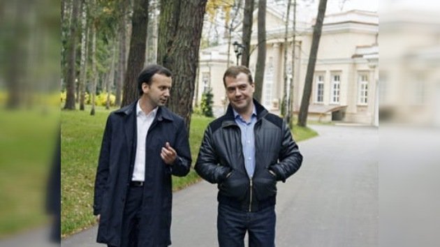 Dmitri Medvédev no descarta postularse como presidente en 2012