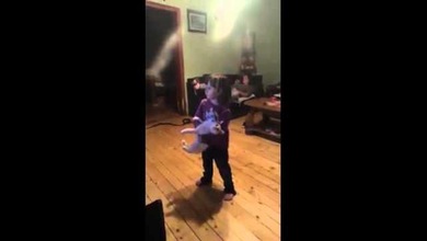 El gato no se esperaba este paso de baile