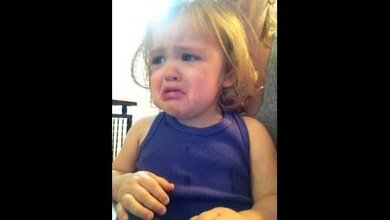 Ternura en toda expresión: Una niña no contiene las lágrimas al escuchar una canción
