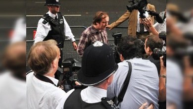 Seis semanas de cárcel para el hombre que arrojó espuma de afeitar a Murdoch