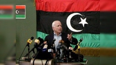 John McCain llega a Bengasi y pide más apoyo para los rebeldes libios