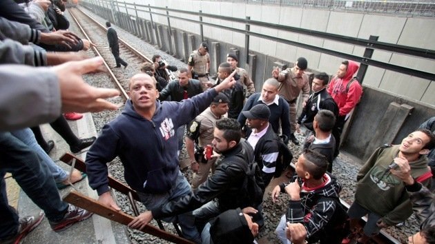 La policía usa gases lacrimógenos y balas de goma contra manifestantes en Sao Paulo