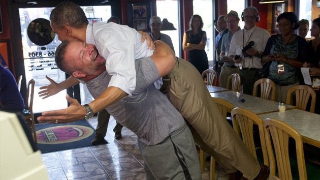 Video: Obama recibe el 'abrazo de oso' por parte del dueño de una pizzería